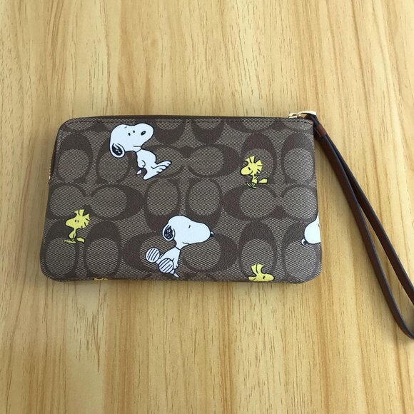 NEW Coach X Peanuts Corner Zip Wristlet Wallet With Snoopy & Woodstock Authentic - Picture 2 of 6